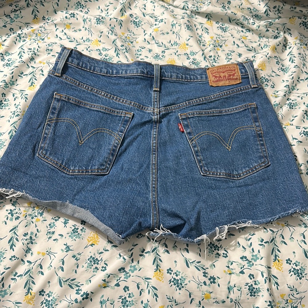 Never worn Womens Levi’s 501 cut off shorts SZ 33 👖